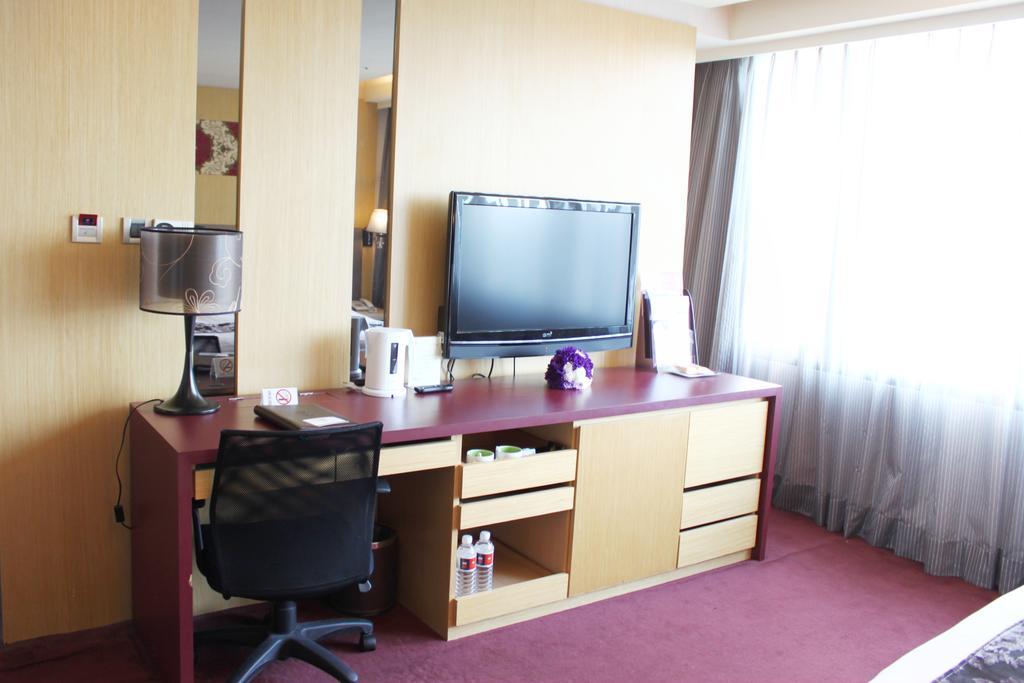 Golden Tulip Zhong Xin Hotel Taichung Room photo